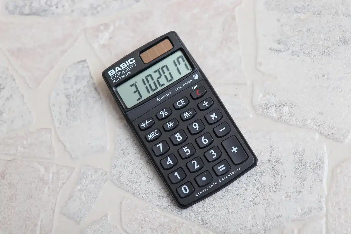 Bureau d'un petit appartement avec documents et calculatrice