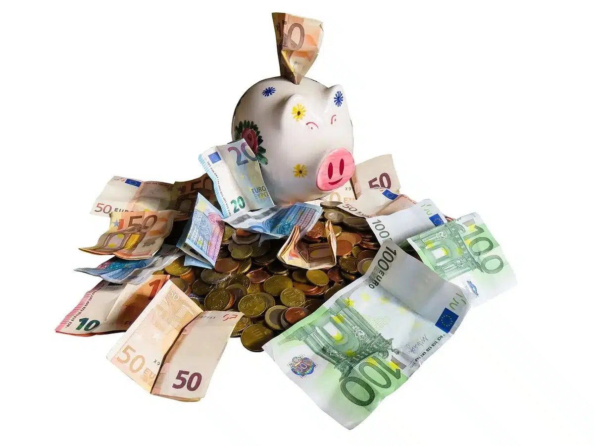 Tableau comparatif de différentes sources de financement posée sur un bureau