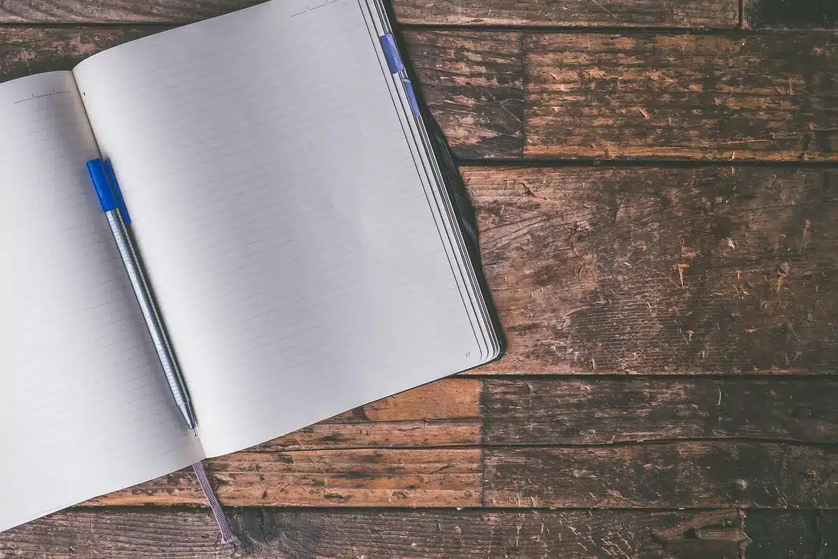 Personne travaillant sur un business plan avec graphique et notes