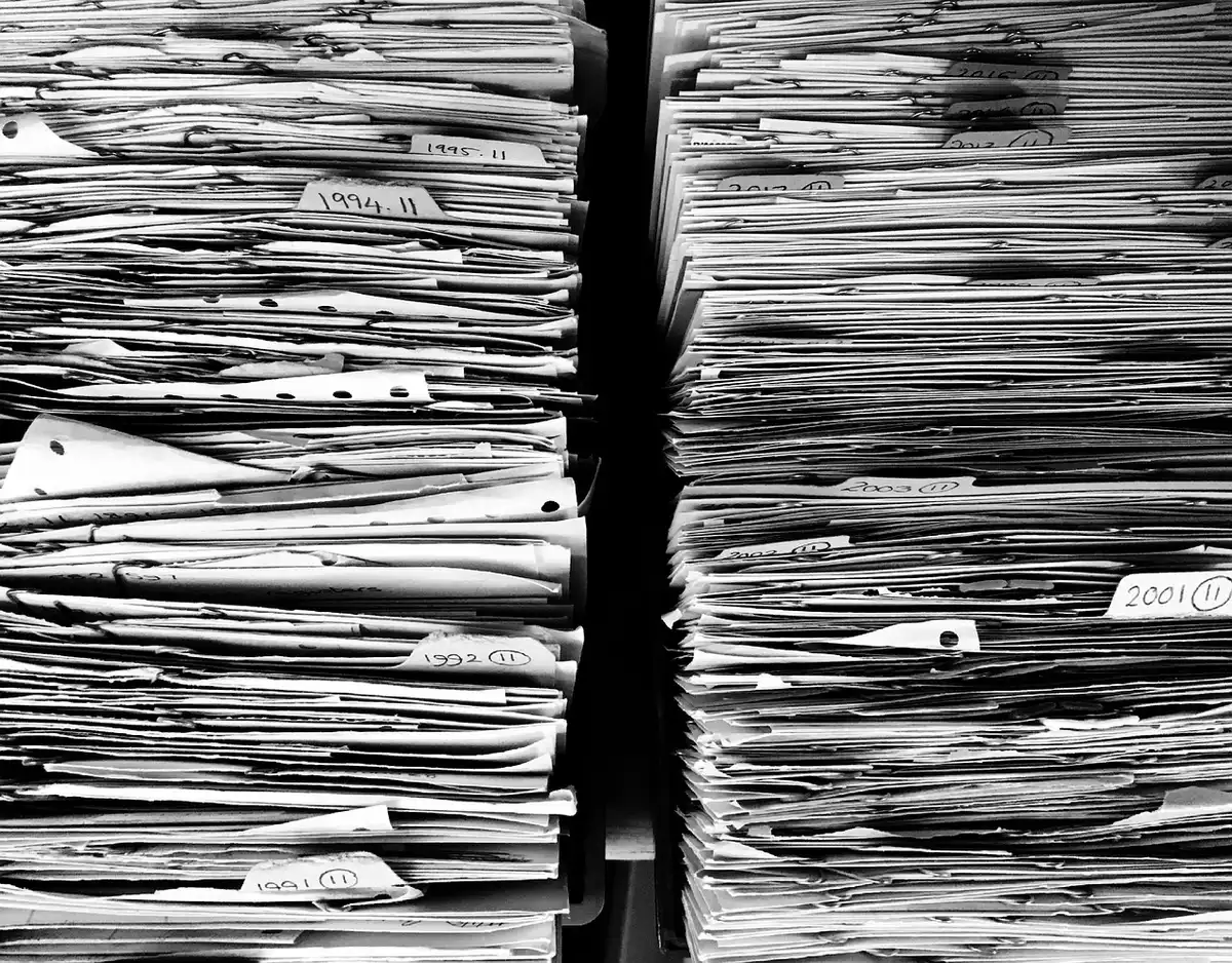 Erreurs courantes en comptabilité : documents mal classés et factures égarées