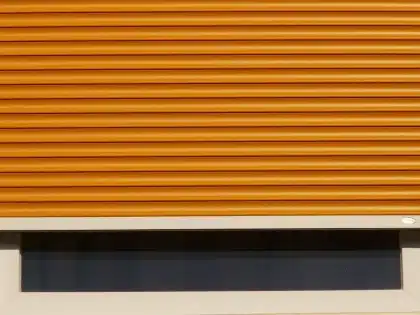 Mains anonymes appliquant une sous-couche sur un carrelage de salle de bains