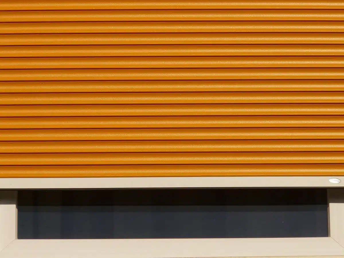 Mains anonymes appliquant une sous-couche sur un carrelage de salle de bains