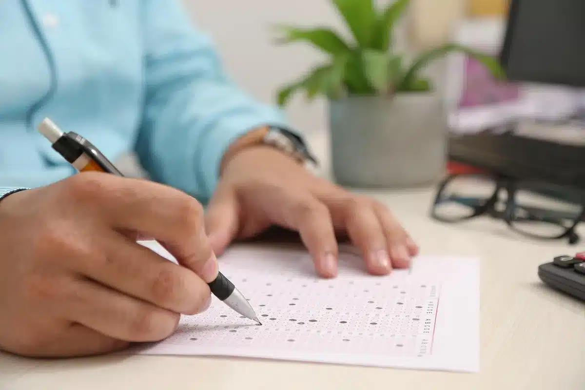 Test d'étanchéité d'une fenêtre avec une feuille de papier