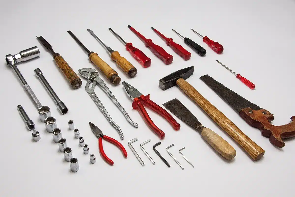 Outils pour régler une fenêtre : clé Allen et tournevis