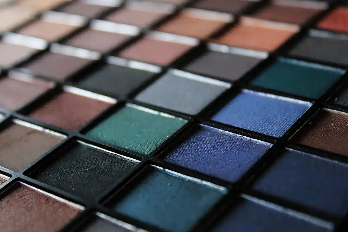 Palettes de couleurs naturelles avec textiles en lin et ton miel du rotin