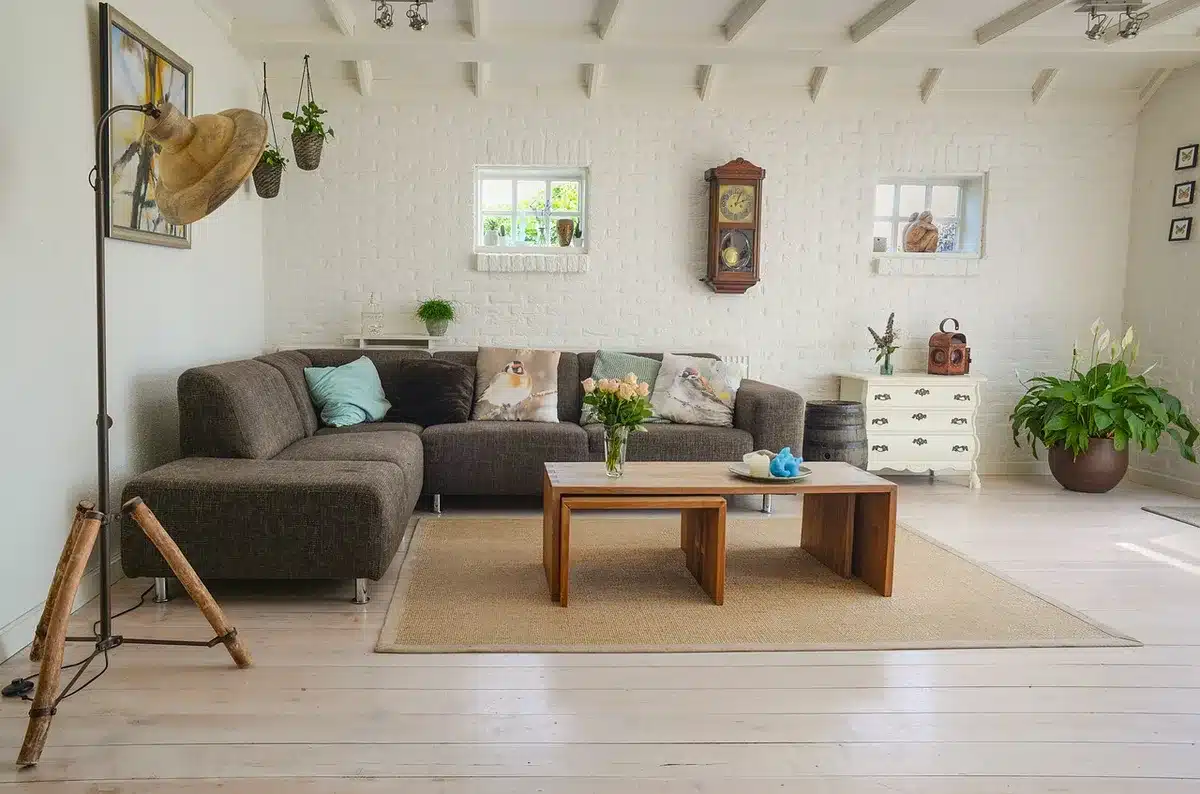 Fauteuil en rotin dans un salon, élément focal confortable et mobile