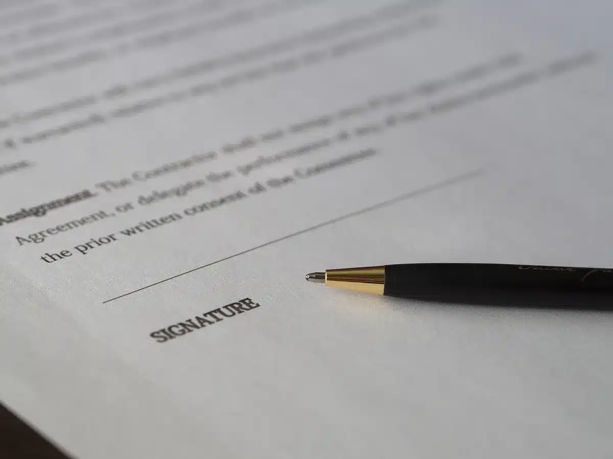 Jeune étudiant consultant des formulaires de garantie Visale en ligne