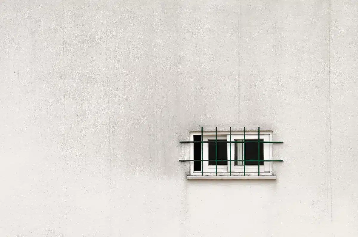 Lombricomposteur compact à plateaux empilés posé sur un balcon