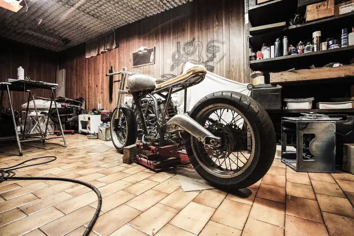 Intérieur d'un garage multifonctionnel : atelier, stockage et espace de travail