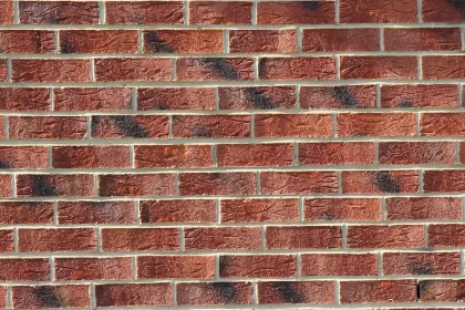 Mains posant des pierres de construction avec du mortier et un niveau sur un chantier