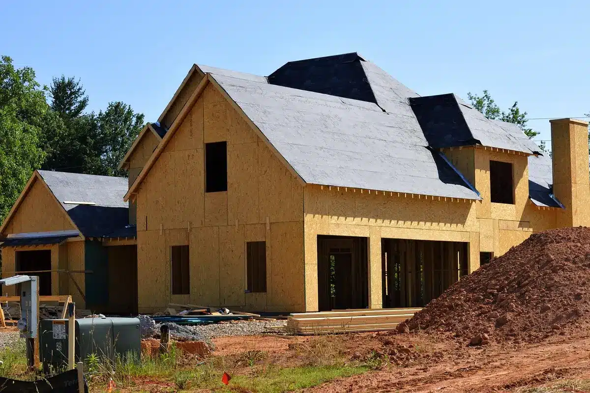 Structure ossature bois en chantier montrant montants et panneaux