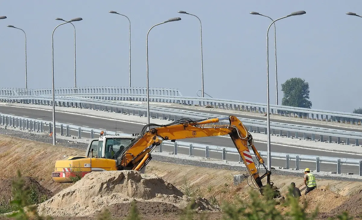 Tranchée pour raccordements et câbles près d'un terrain constructible