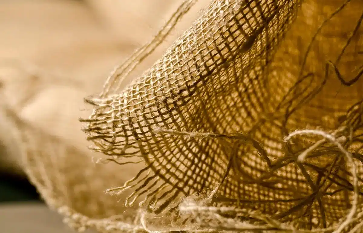 Mur taupe avec tissu texturé et échantillons de textile