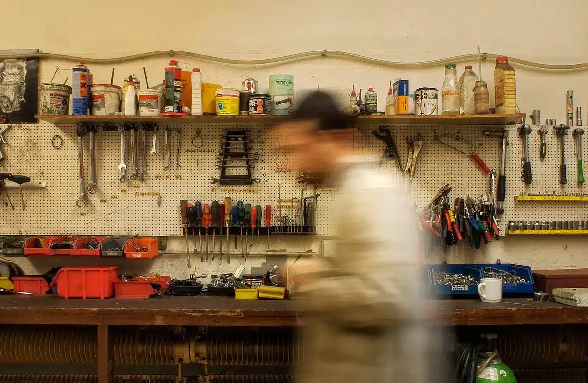 Intérieur d'un garage transformé en atelier avec établis et outils