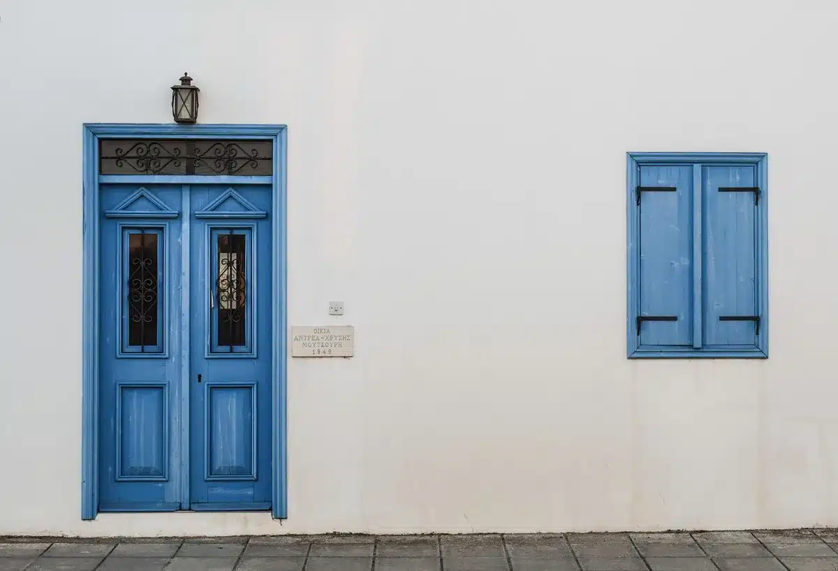 Porte peinte en couleur solaire qui crée un point d'intérêt dans un intérieur neutre