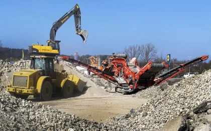 Chantier de démolition avec engins et gravats
