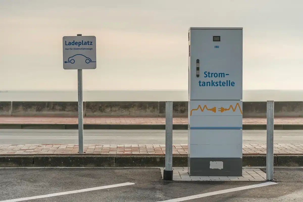 Borne de recharge pour véhicule électrique sur parking en jour
