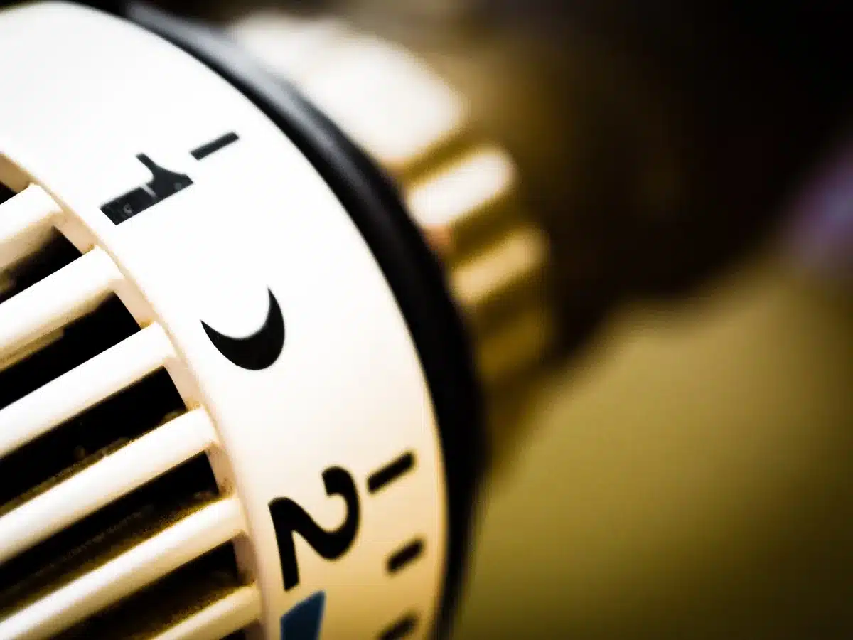 Professionnel réalisant un bilan thermique d'un système de chauffage
