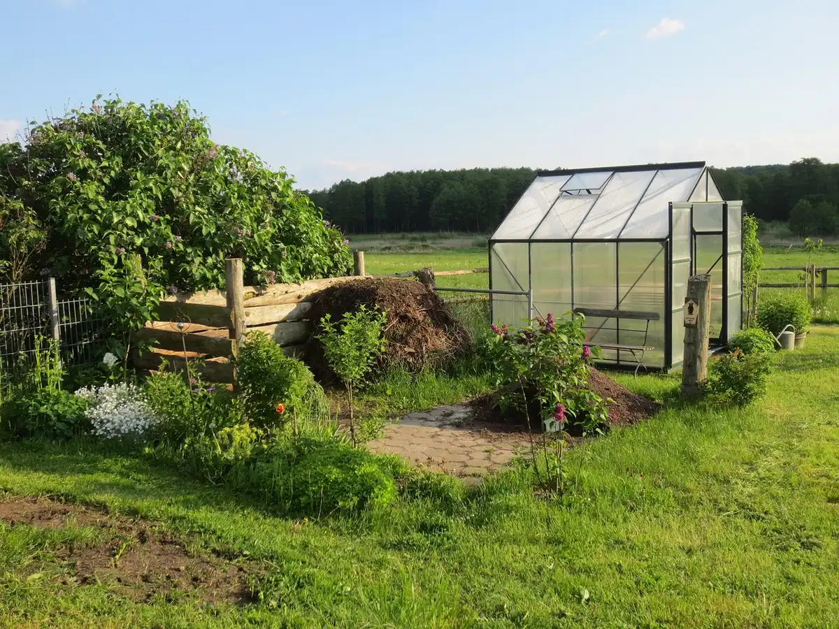 Petite extension ou abri de jardin vu de l'extérieur