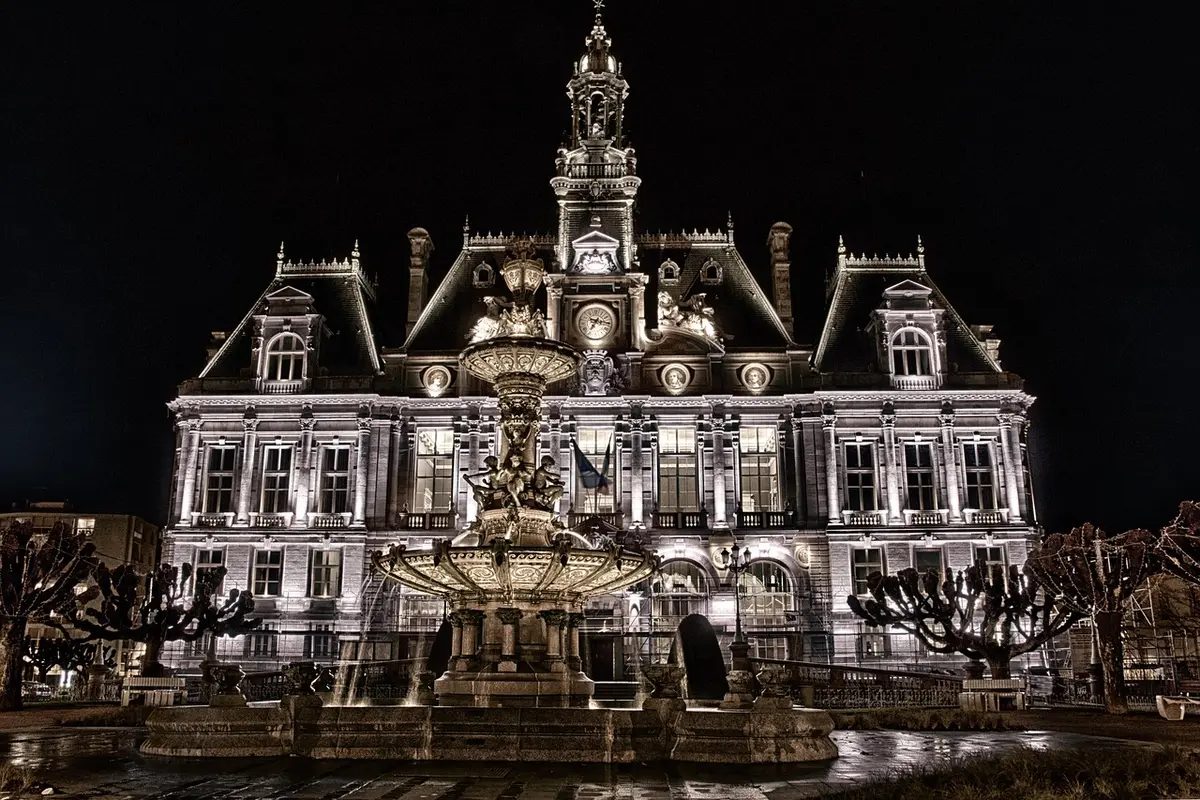 Dossier administratif avec plans et formulaires prêt à être déposé en mairie