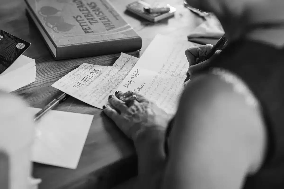 Dossier de certification RGE avec documents administratifs et papiers d'assurance sur un bureau