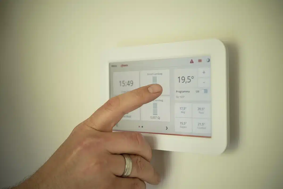 Personne posant isolant autour d'une fenêtre lors d'une amélioration thermique