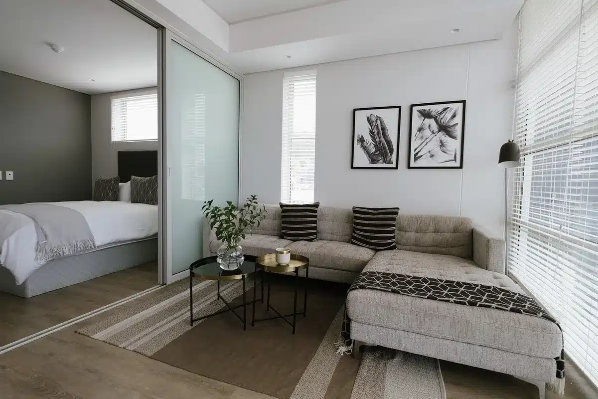 Hôtel Lulu : un design hybride entre brutalisme, modernisme et années 70
