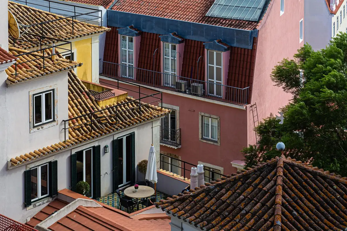 Terrasse de toit en plein jour avec store et panneau d'isolation appuyé contre un mur