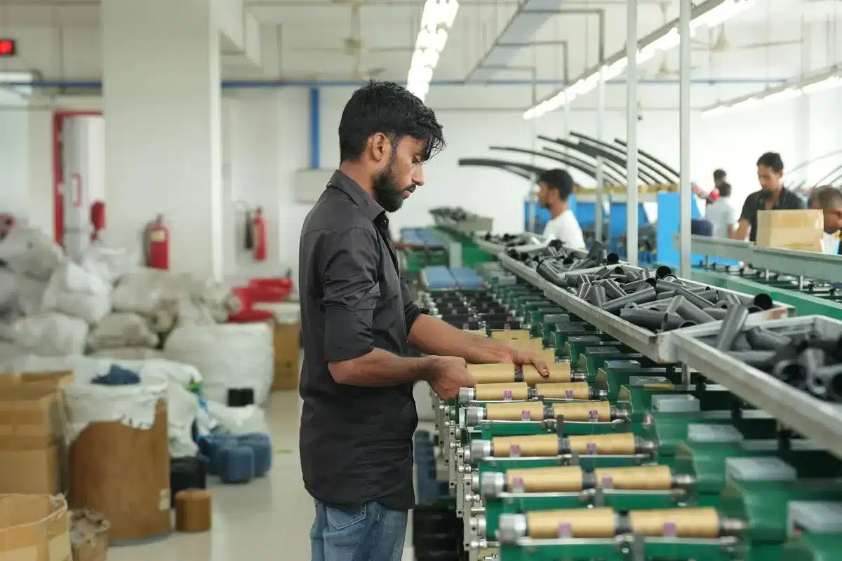 Chaîne d'assemblage de pompes à chaleur dans une usine