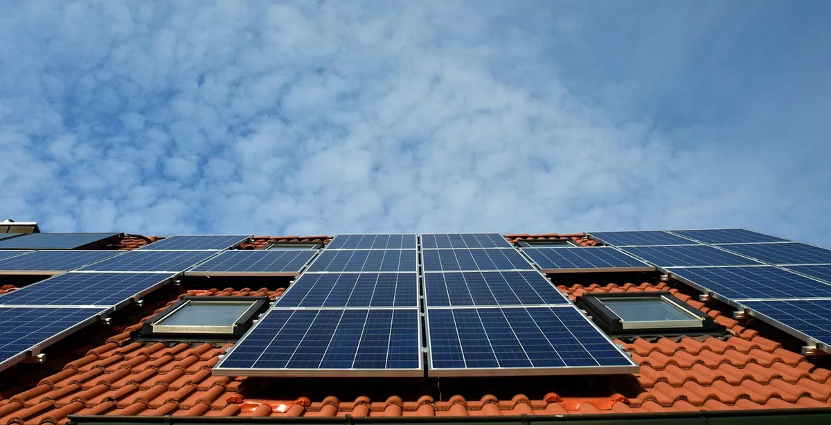Panneaux solaires sur un toit avec borne de recharge pour voiture électrique