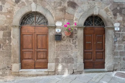 Silhouette ouvrant une porte d'appartement avec un chien dans le couloir