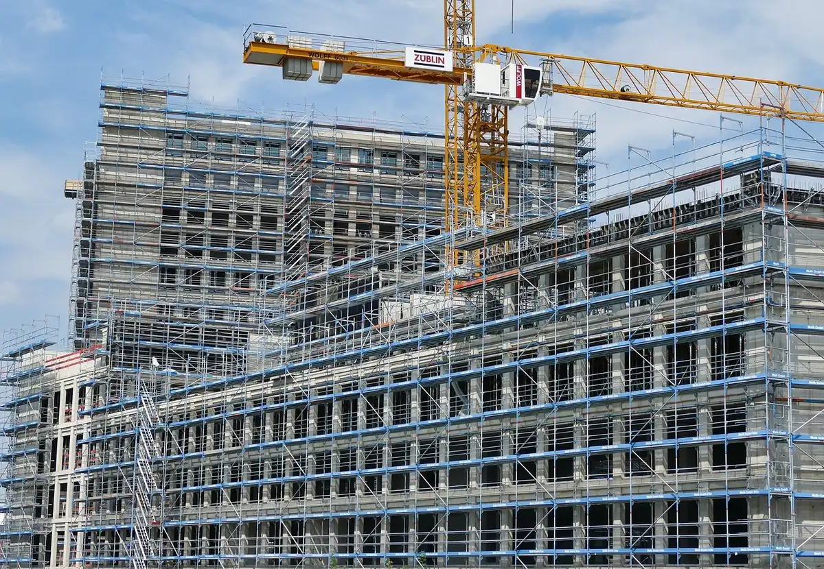 Grue livrant un module conteneur sur un terrain avec accès pour poids lourd