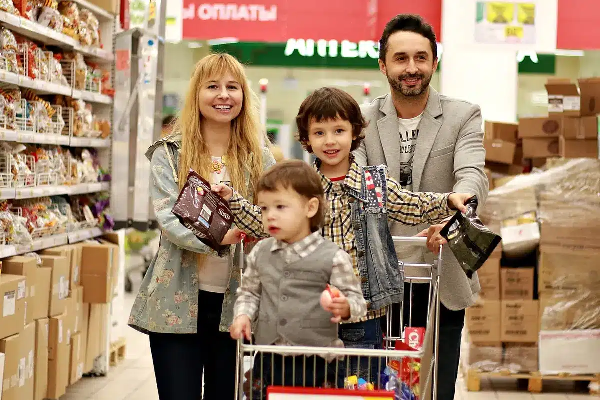 Famille discutant d'un projet de rénovation avec un conseiller
