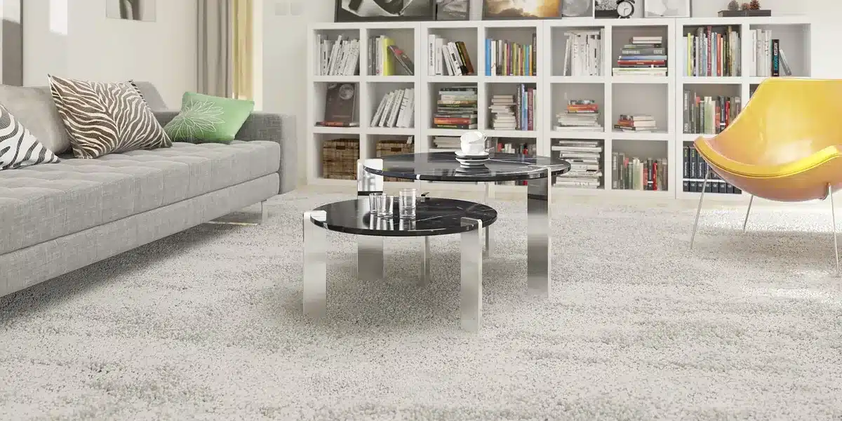Grand canapé aux formes généreuses devant une table en bois au grain visible