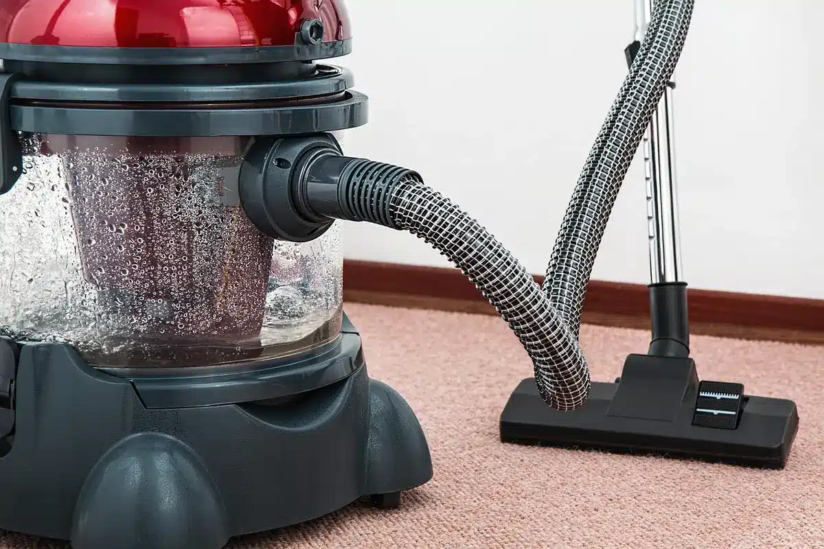 Tapis shaggy, plateau en tomette et coussins en lin superposés