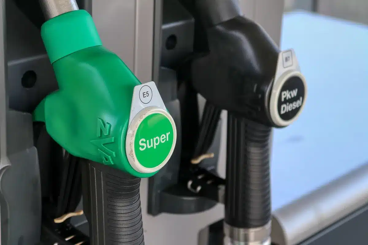 Ouvrier versant une chape liquide autonivelante depuis une pompe de chantier dans une pièce résidentielle