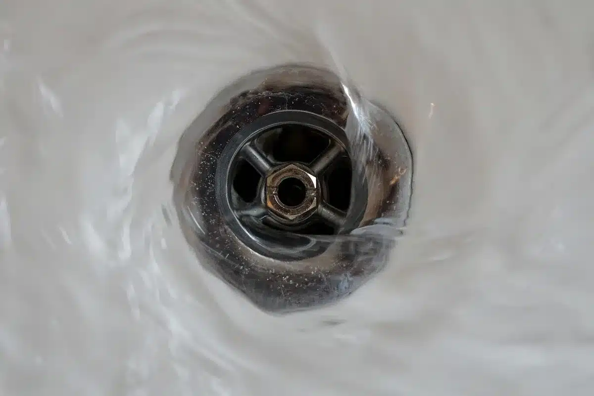 Sol incliné vers le drain d'une douche pour assurer l'écoulement