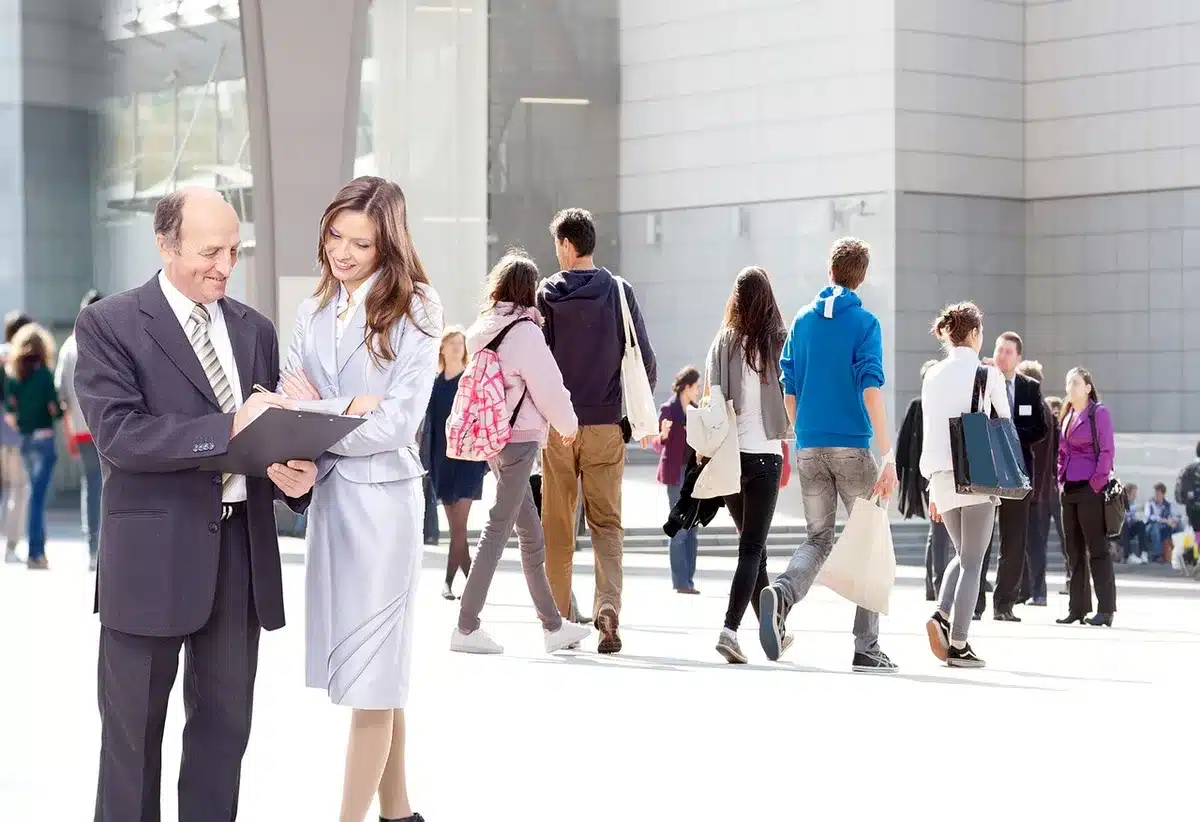 Réunion d'équipe en agence immobilière avec discussion collaborative