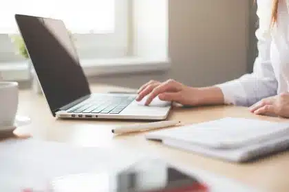 Matériel de formation et documents professionnels organisés sur un bureau