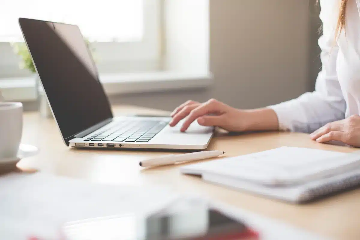 Matériel de formation et documents professionnels organisés sur un bureau