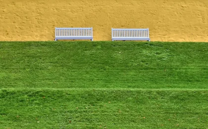 Terrasse ensoleillée d'un appartement avec mobilier de jardin et plantes en pot