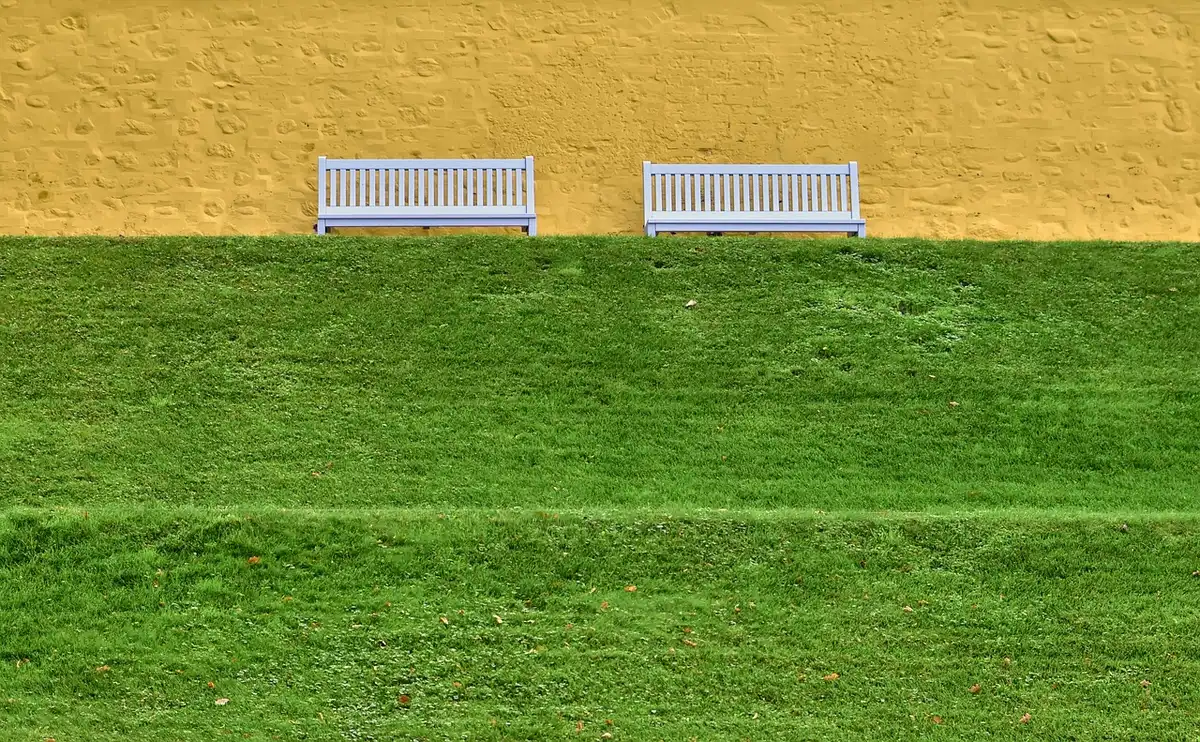 Terrasse ensoleillée d'un appartement avec mobilier de jardin et plantes en pot