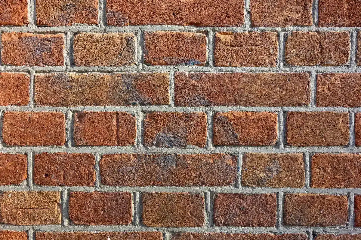 Paquet de grandes briques monomur empilées sur un chantier