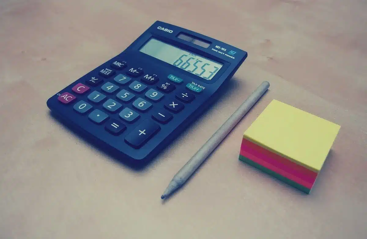 Calculatrice et devis de construction sur un bureau ensoleillé