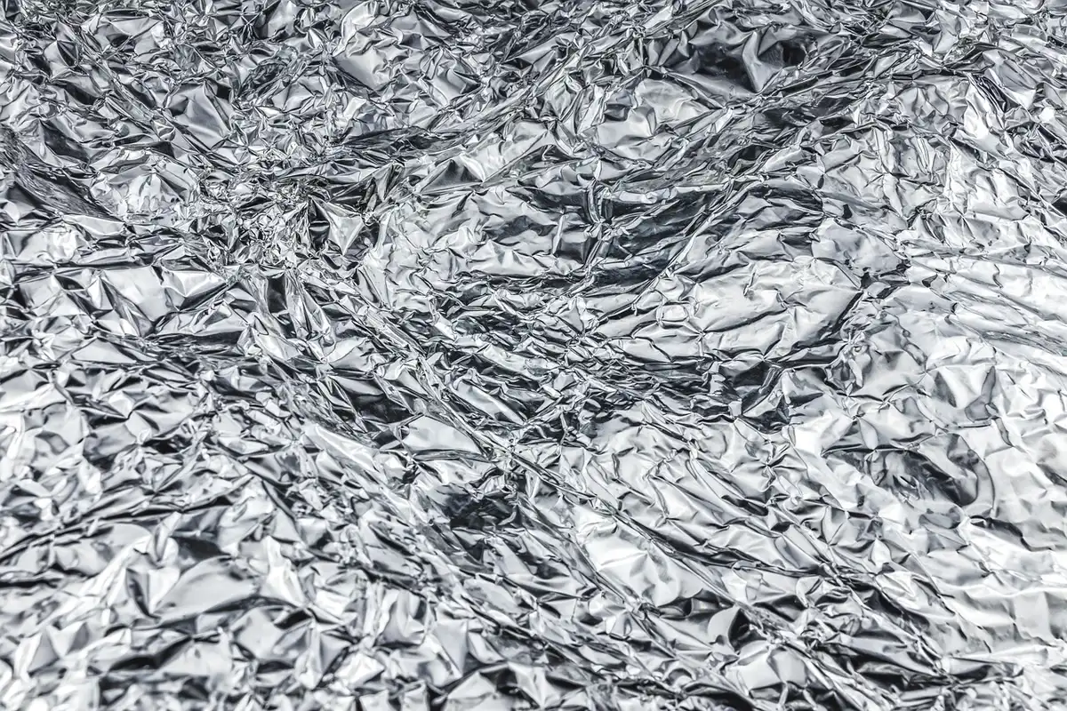 Comparaison de matériaux pour sas d'entrée : bois, aluminium et PVC