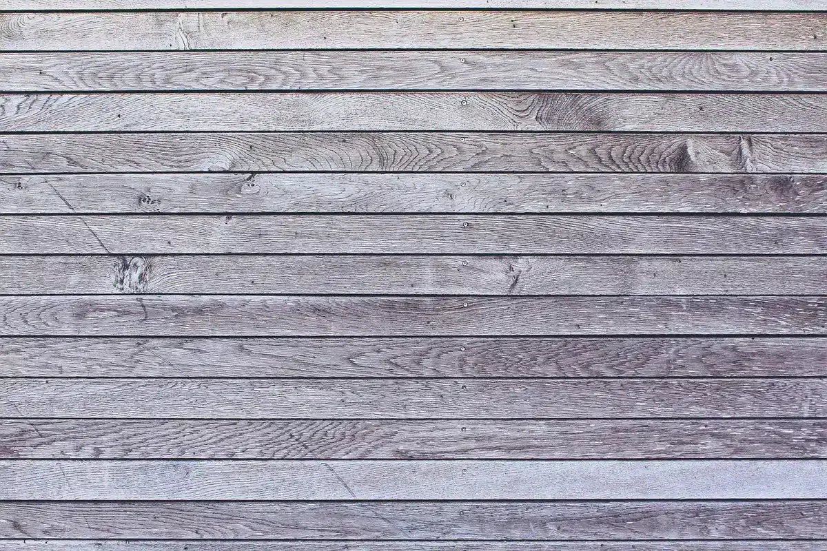 Tableau comparatif de fenêtres en PVC, aluminium et bois posées côte à côte