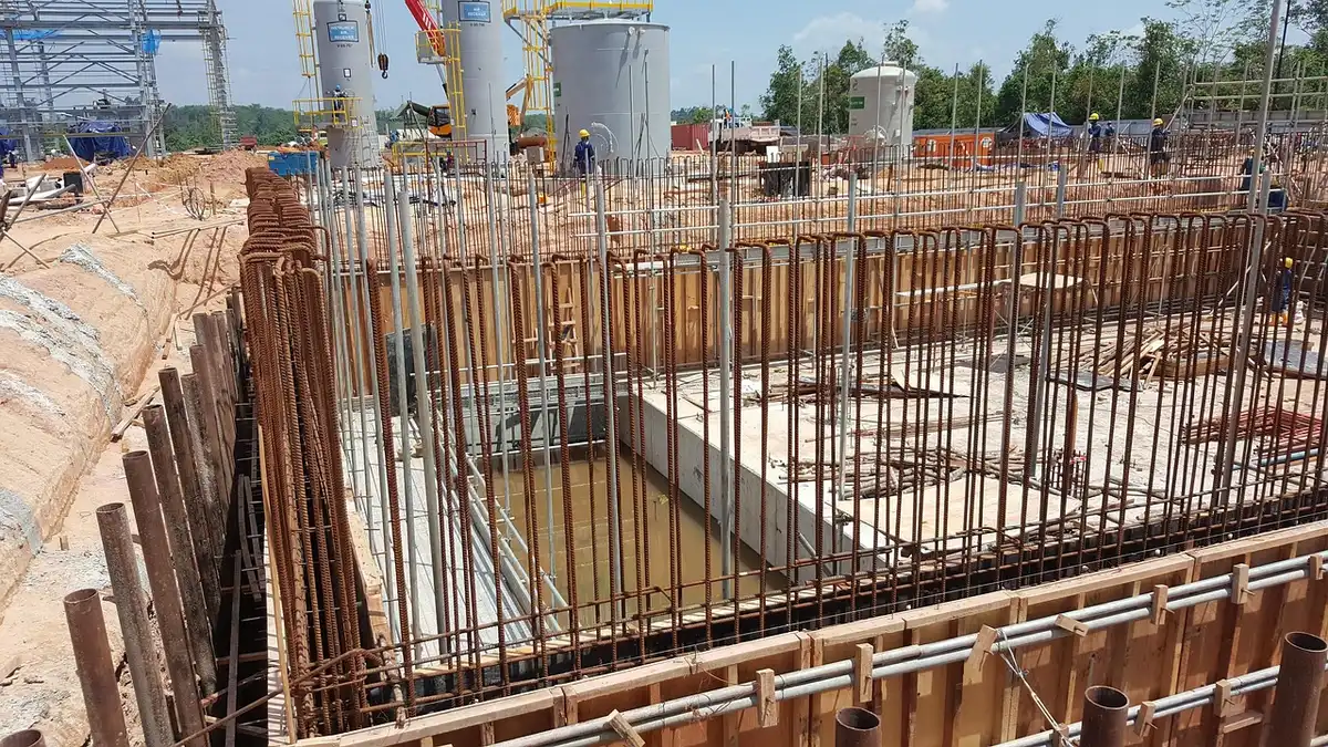 Échafaudage et accès de toit en hauteur pour sécuriser le chantier