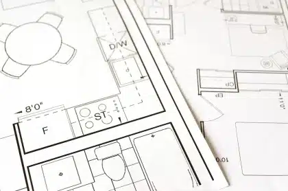 Chantier de rénovation de salle de bain avec évacuation visible et préparation du sol