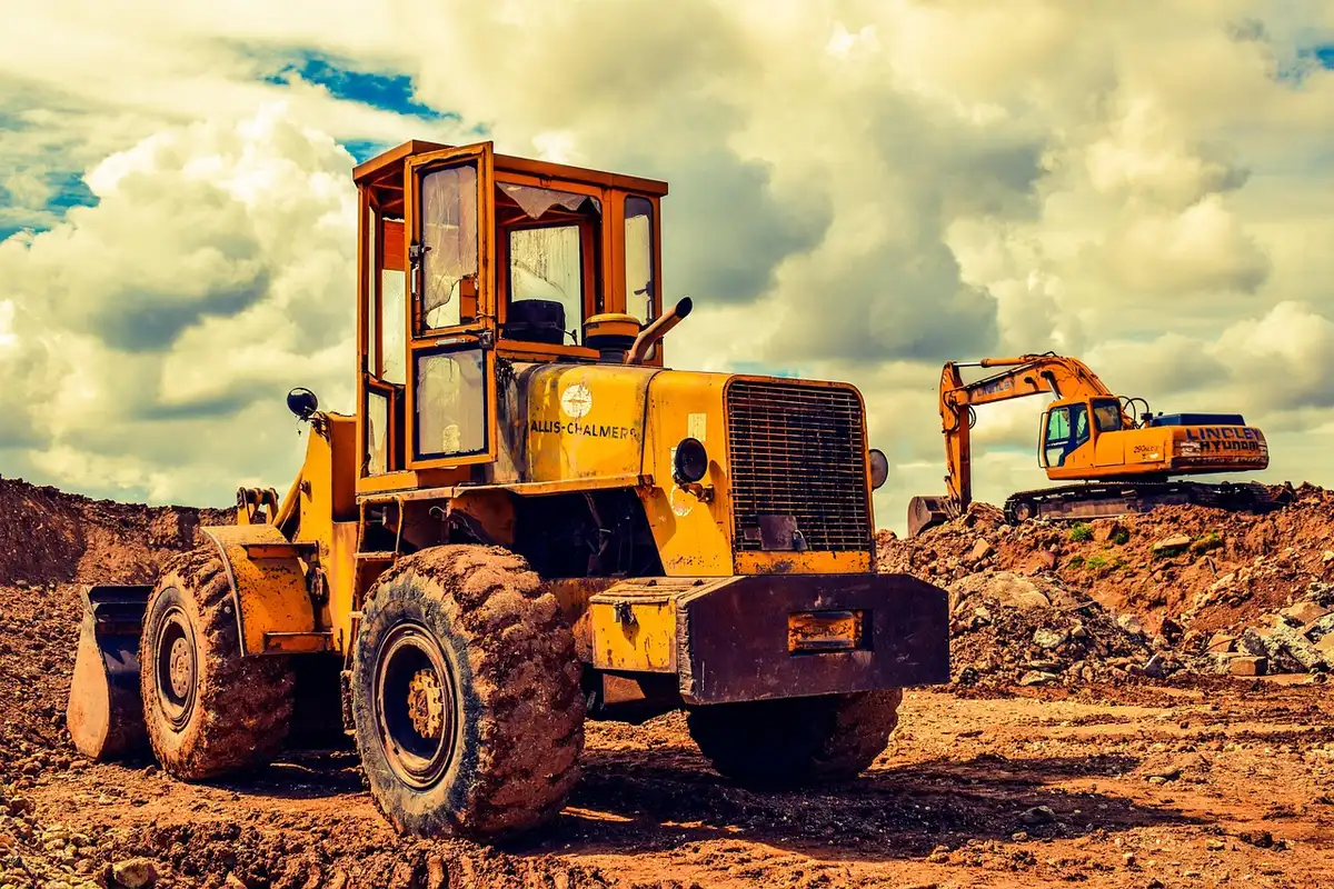 Outils de maçonnerie et sacs de mortier près de blocs de construction