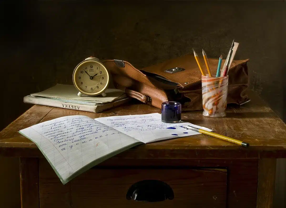 Devis et documents posés sur une table de chantier en lumière du jour
